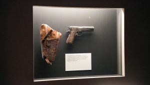 Το όπλο που συνδέεται με τη δολοφονία του Emmett Till εμφανίζεται τώρα σε ένα μουσείο στο Μισισιπή