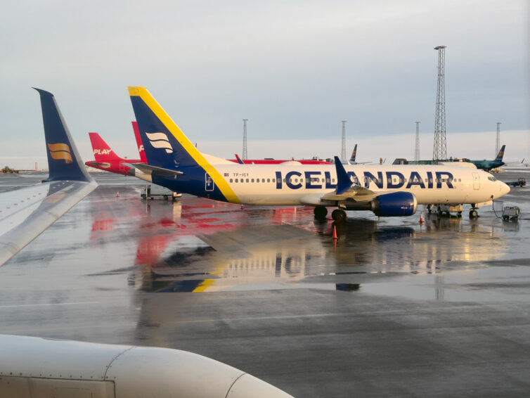 Ένα Icelandair Boeing 737 Max που σταθμεύει σε σκληρή στάση στο αεροδρόμιο Keflavik