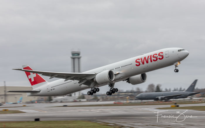 Το νεότερο 777-300 της Ελβετίας που αναχωρεί από το Paine Field, με επικεφαλής τη Ζυρίχη σε μια τυπική βροχερή και θυελλώδη μέρα στην Ειρηνική Βορειοδυτική.