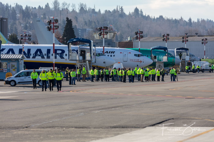 Ένα μεγάλο μέρος του προσωπικού της Boeing και των επισκεπτών ήταν σε ετοιμότητα για να παρακολουθήσουν την πρώτη πτήση.
