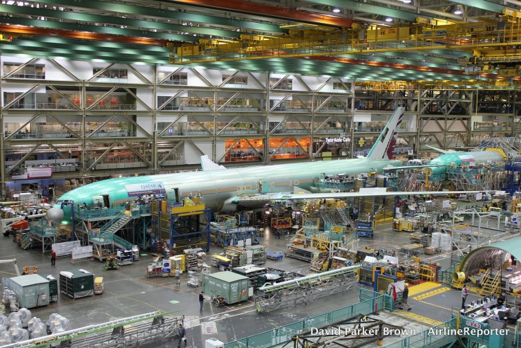 Ένα Κατάρ 777 στο εργοστάσιο Boeing. Θα ρυθμιστεί με 10 ενήμεροι στην οικονομία